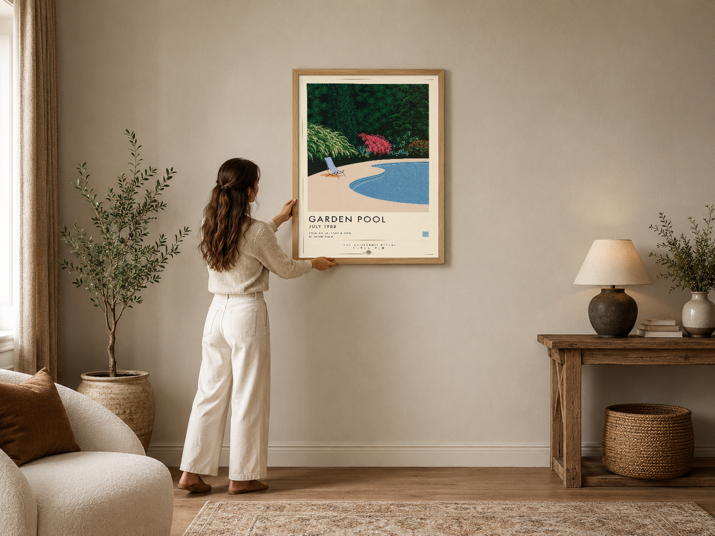 Vintage Garden Pool posteri, ahşap çerçevede, nötr tonlu modern oturma odasının duvarında sakin ve estetik bir atmosfer