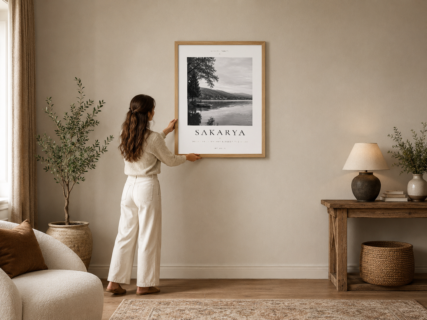 Sakarya nehri manzarasını siyah beyaz fotoğrafla sunan zarif poster, ahşap çerçevede modern oturma odasını tamamlıyor.