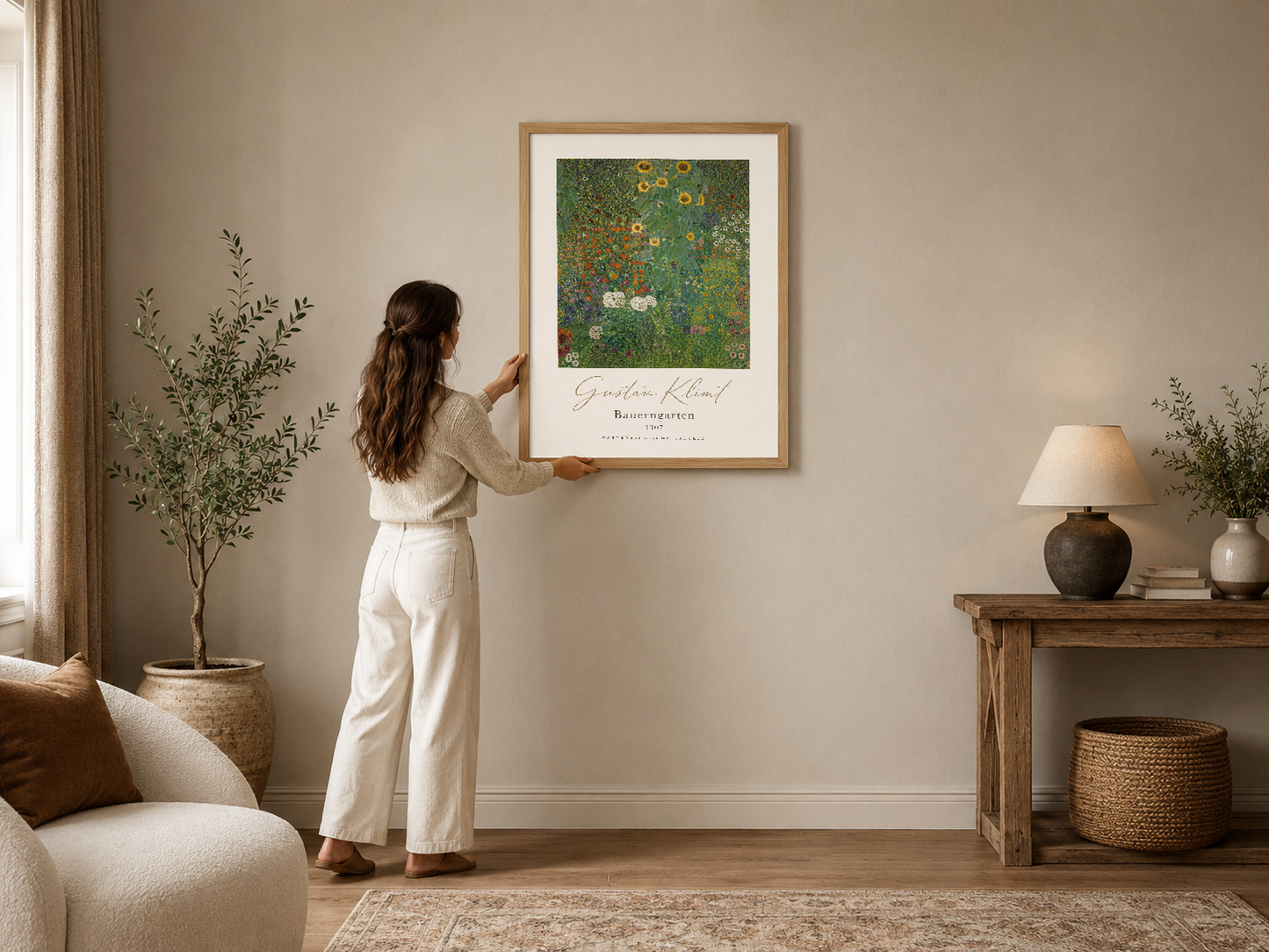 Klimt'in Bauergarten tablosu, doğal ahşap çerçevede, sakin oturma odasının duvarında asılı.