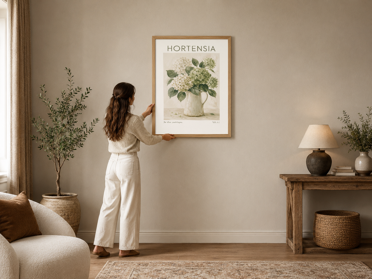 Botanik tarzı hortensia çiçeği posteri, ahşap çerçeveli, nötr tonlarla dekore edilmiş oturma odasında sergilenmekte.