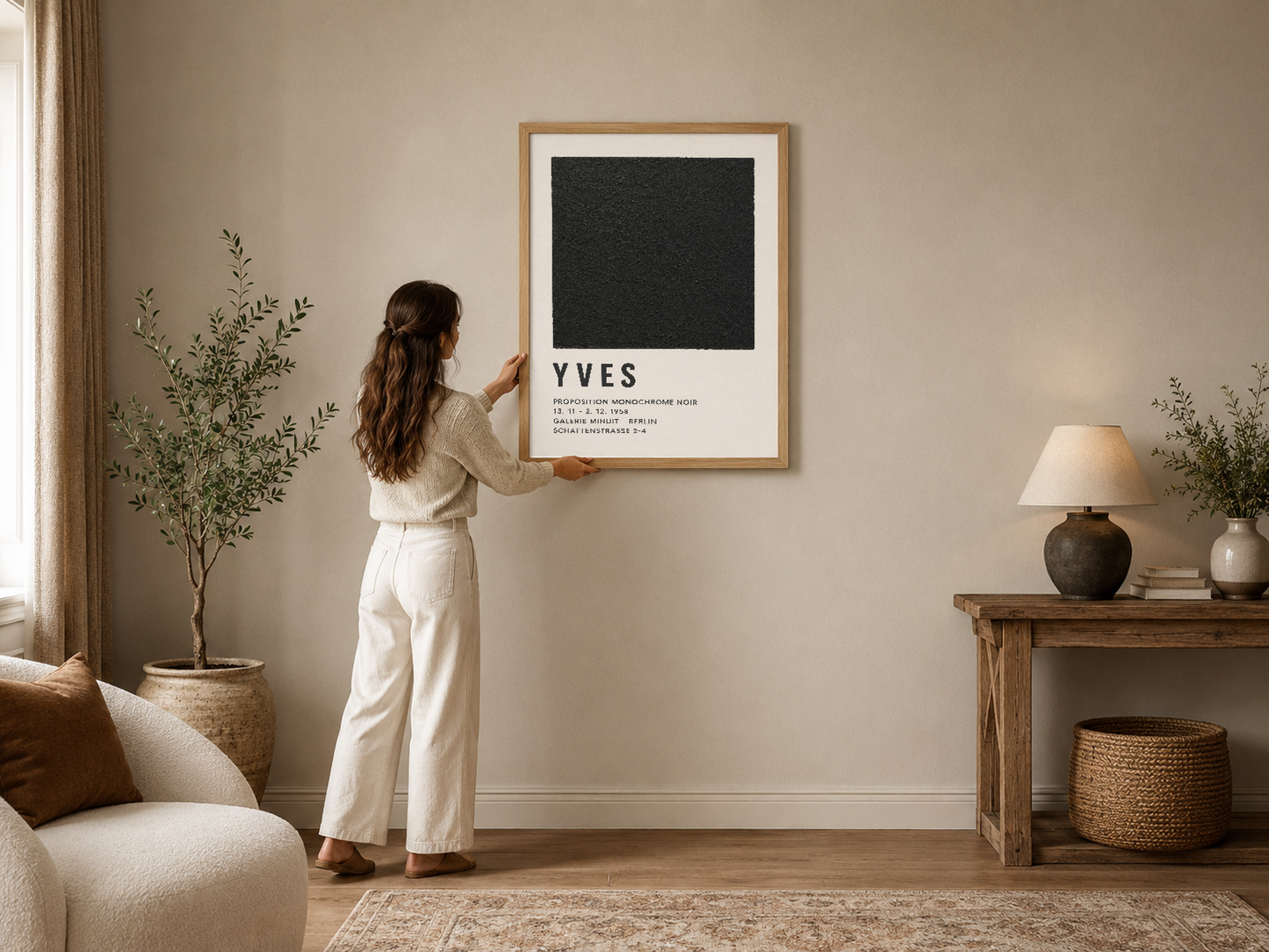 Minimal tasarımlı Yves sergisi posteri, ahşap çerçeve içinde modern oturma odasının duvarında.