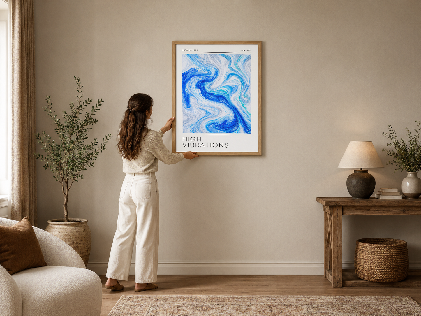 Mavi sıvı sanat deseniyle çağdaş tablo, ahşap çerçevede modern oturma odasını canlandırıyor.