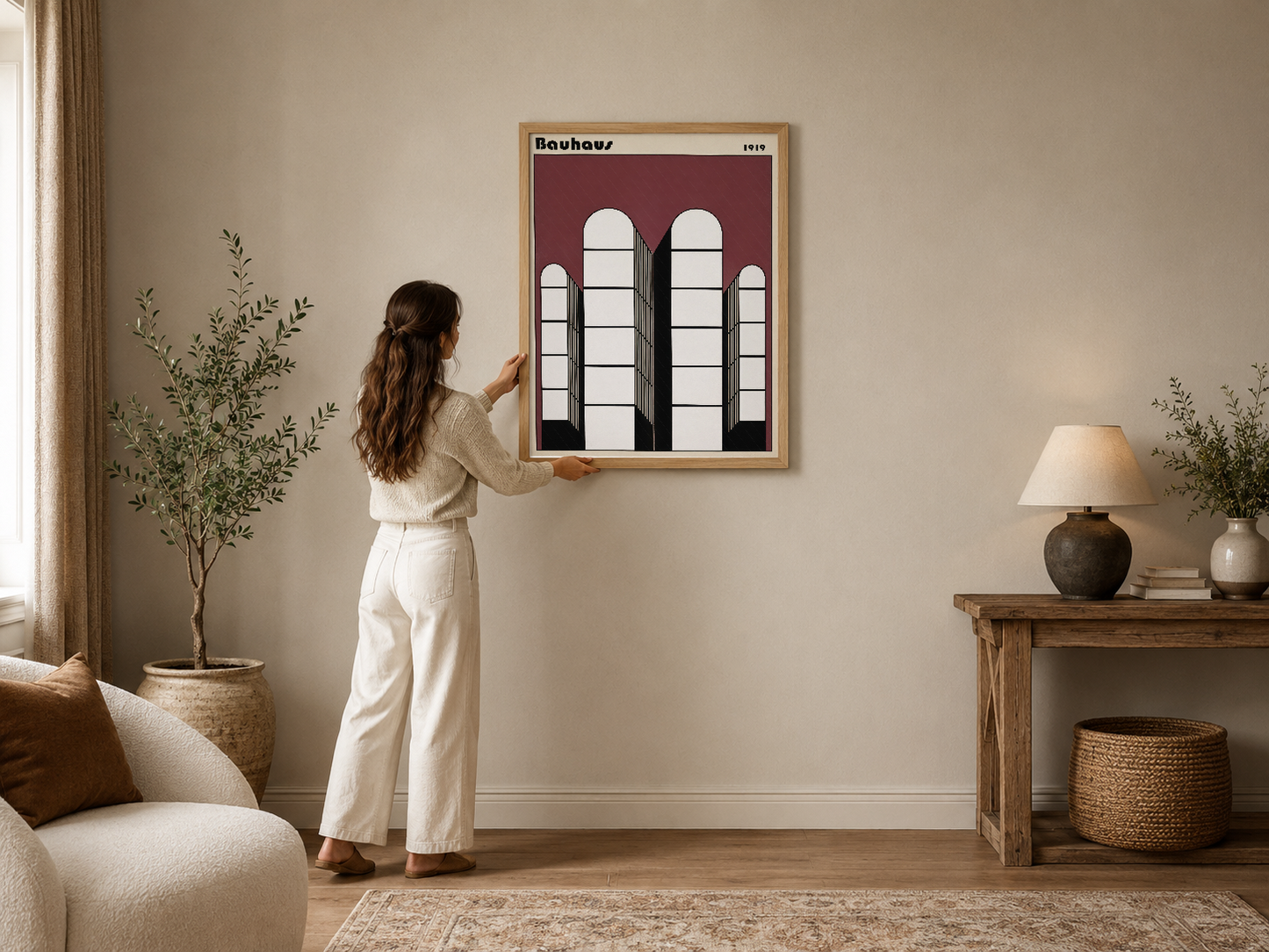 Bauhaus tarzı mimari pencere tasarımı, bordo arka fonda siyah çerçeveli geometrik pencereler, modern oturma alanına uygun.