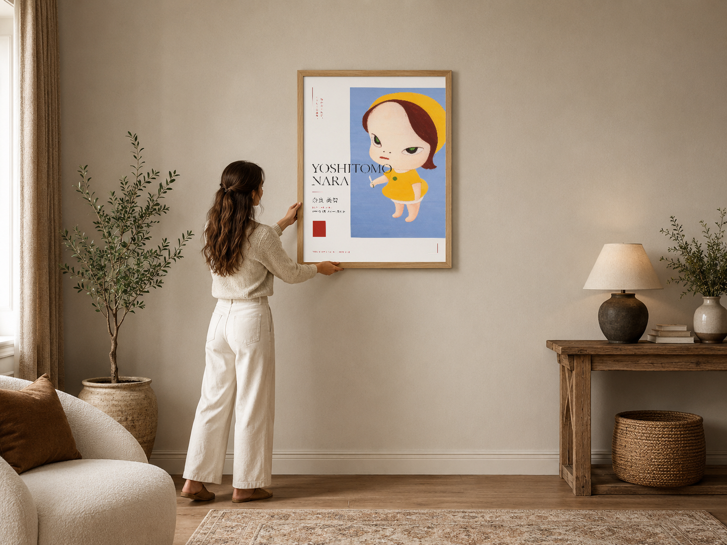 Yoshitomo Nara'nın ikonik kız portresini gösteren canlı poster, ahşap çerçeveli, modern oturma odasında duvar sanatı.