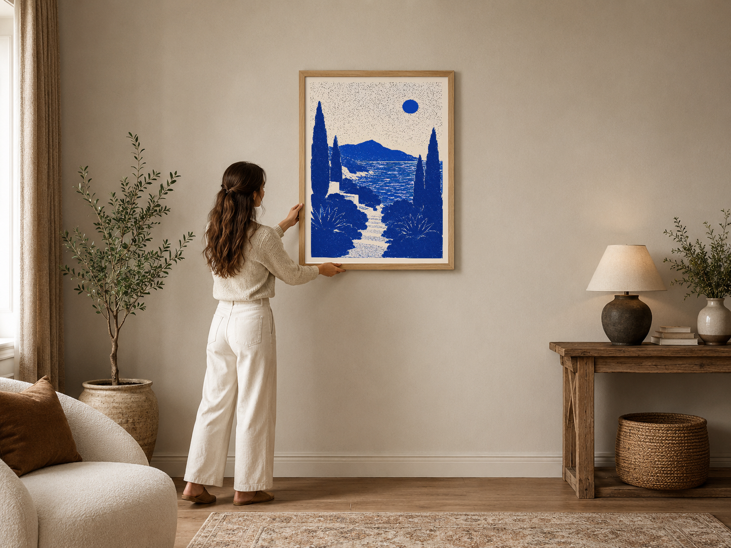 Çerçeveli poster, Akdeniz manzarasını kobalt mavisi ve krem tonlarında minimalist stilte yansıtan zarif duvar sanatı.