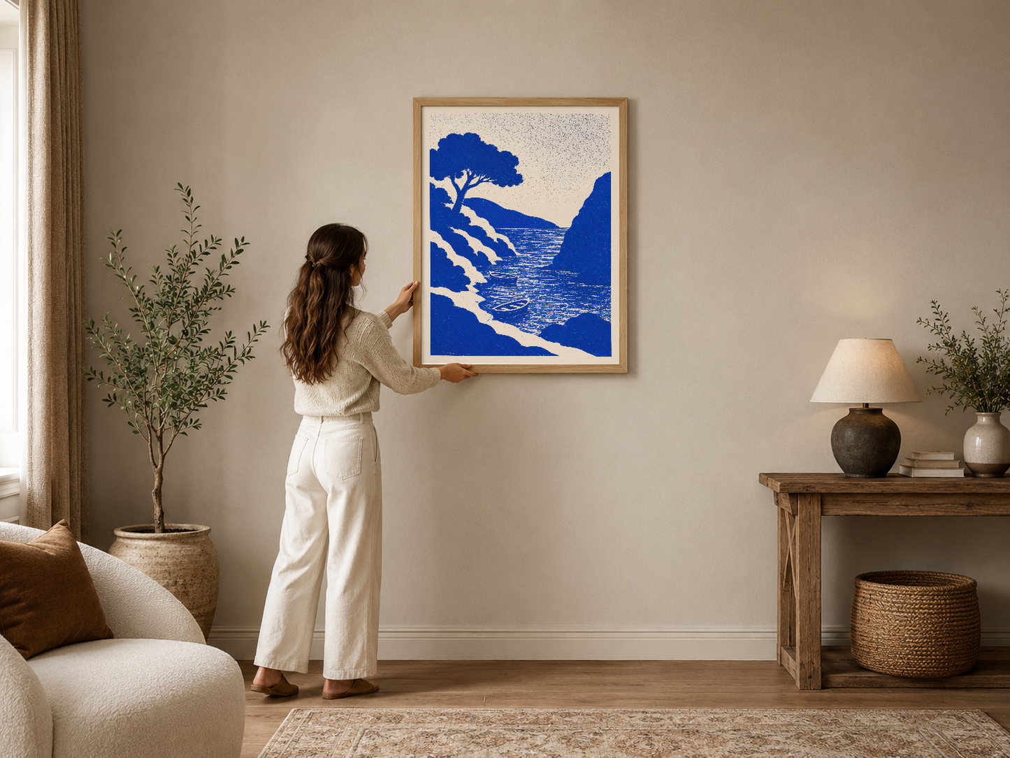 Kobalt mavisi deniz manzarası ve ağaç temalı sanat baskısı, ahşap çerçevede asılı modern oturma odasında.
