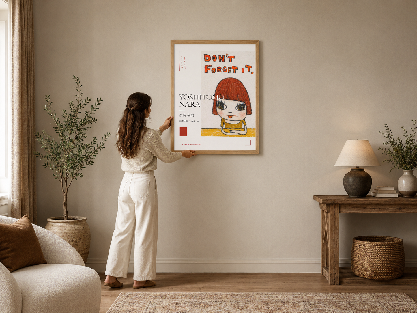 Kırmızı saçlı anime karakterli, Yoshitomo Nara imzalı retro poster, çerçeveli, minimal iç mekânda sergileniyor.