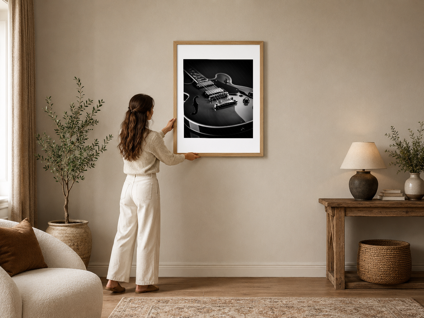 Siyah ve beyaz elektrik gitar detayı, ahşap çerçeveli poster modern oturma odasında asılmış.