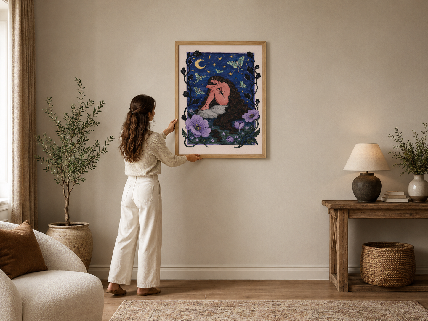 Ay ışığında meditasyon yapan kadın figürü ve mor çiçeklerle süslenmiş fantastik gece sahnesi tablosu.
