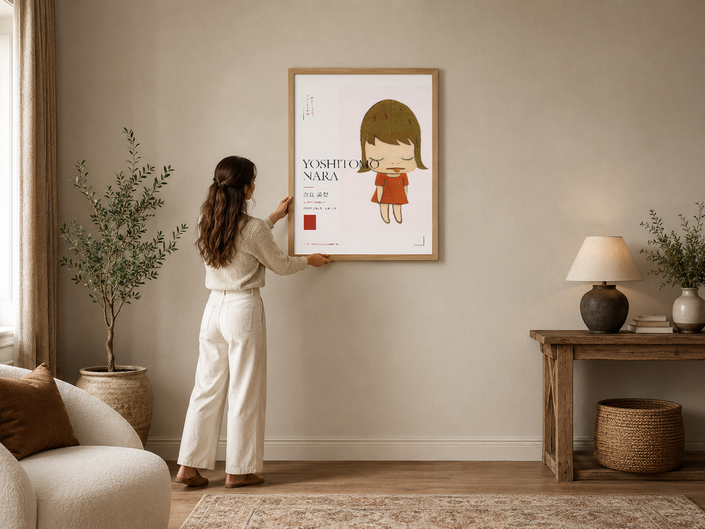 Minimalist Japon tarzı kız portresi, ahşap çerçevede, sakin modern ev dekorasyonunda asılı durumdadır.