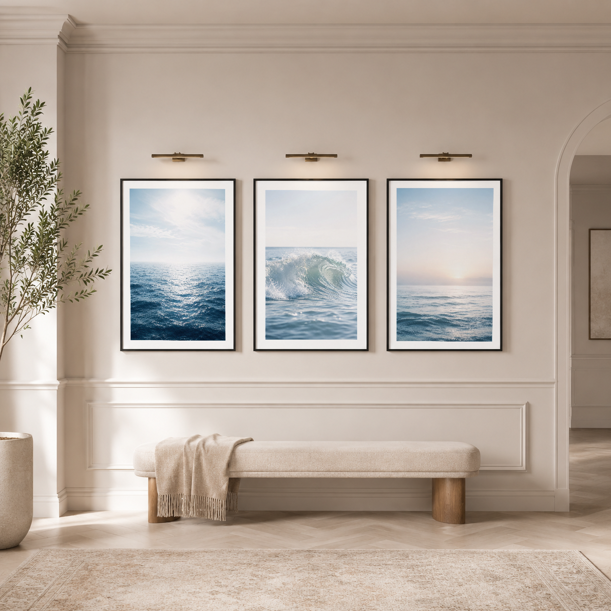 Deniz dalgalarını ve gün ışığını betimleyen üç parçalı çerçeveli poster seti, modern oturma alanında duvar dekorasyonu.