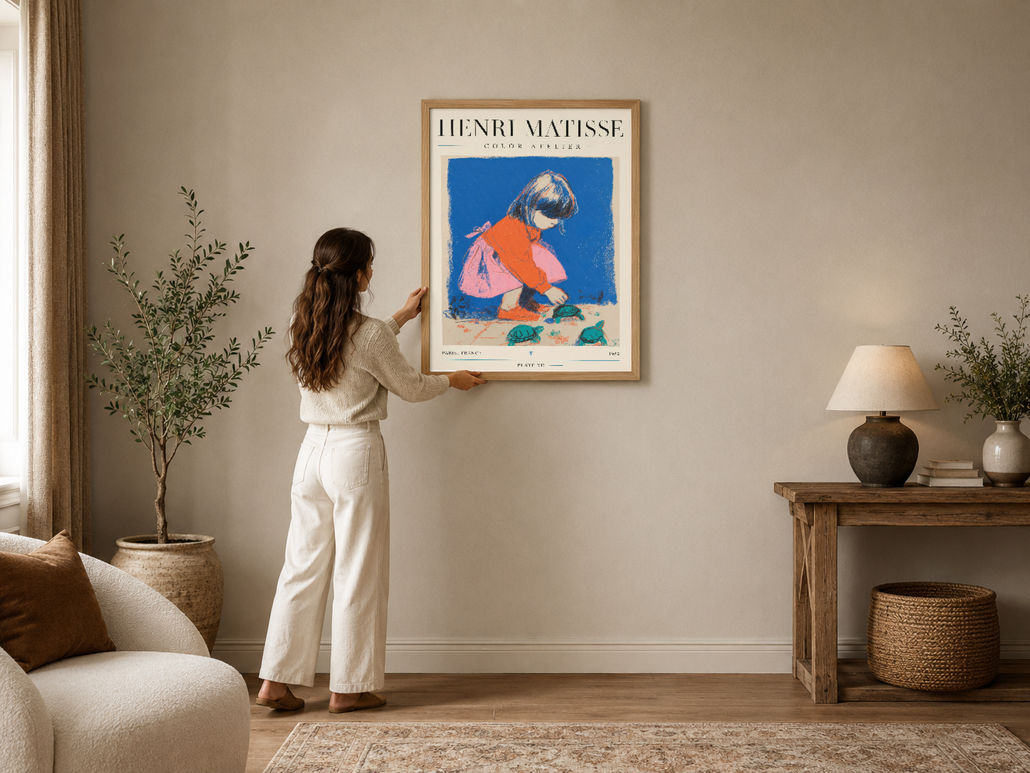 Henri Matisse Color Atelier posteri, sıcak bir oturma odasında çerçeveli, renkli çocuk figürü ve mavi arka plan.