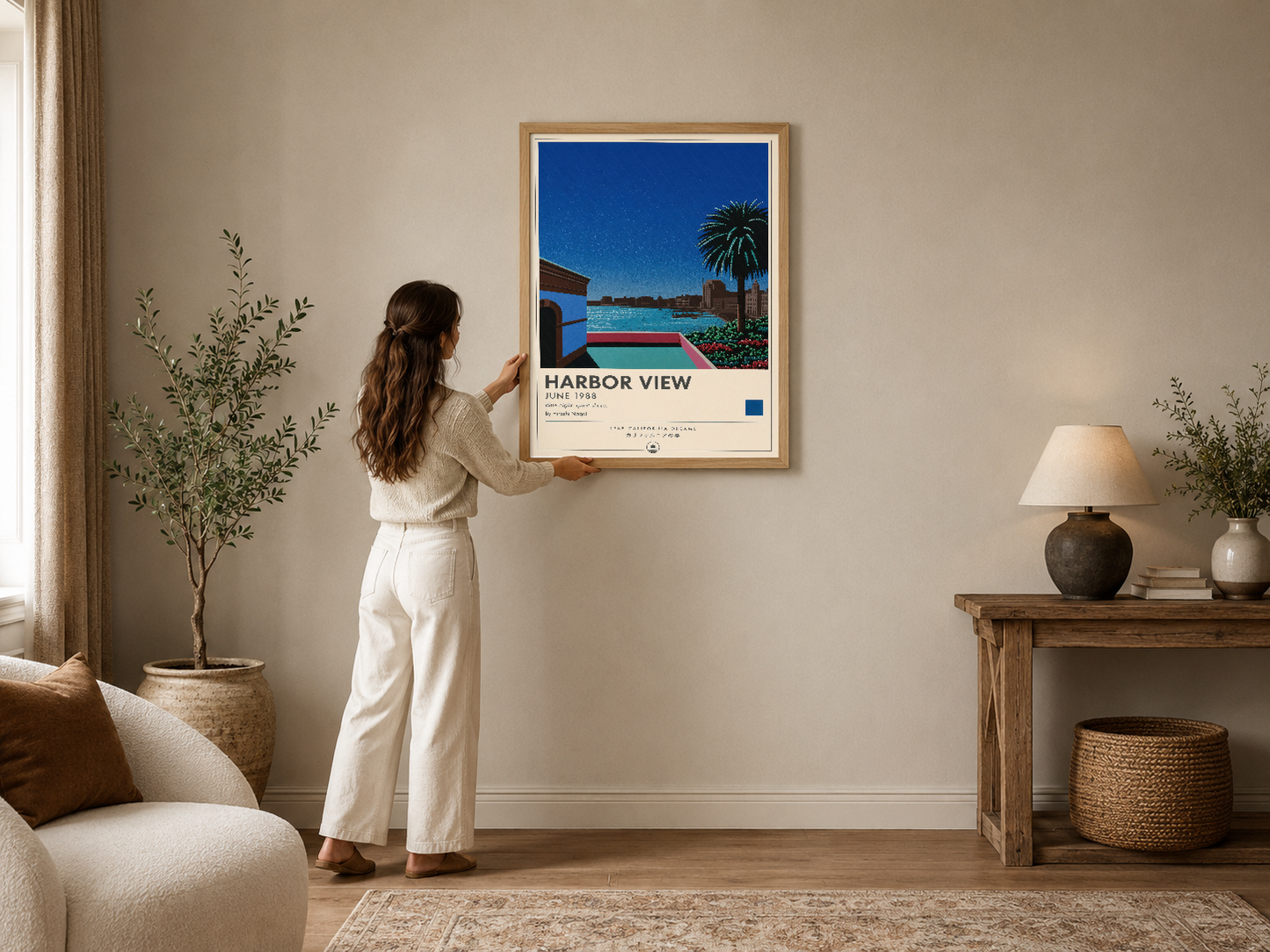 Harbor View tablosu, çerçeveli haliyle modern oturma odasında palmiye ve mavi deniz manzarası ile sergileniyor.