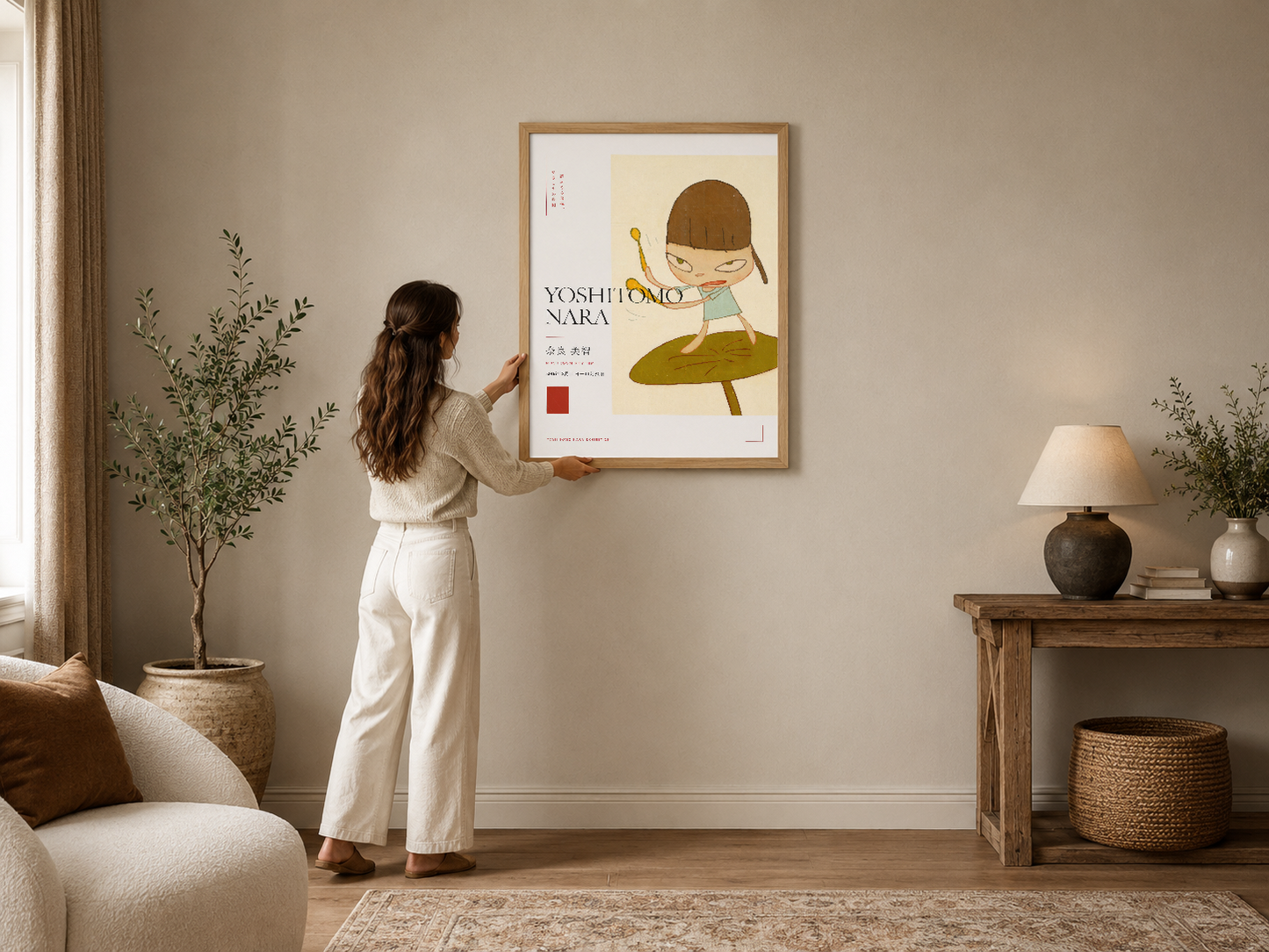 Minimalist Japon sanat tarzında, kahverengi çerçeveli poster modern oturma odasında kanepenin üstünde sergileniyor.