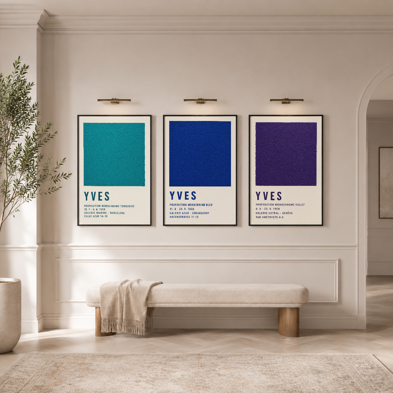Turkuaz, lacivert ve mor renklerdeki YVES poster seti, şık çerçeveler içinde modern oturma alanında duvar dekorasyonu.