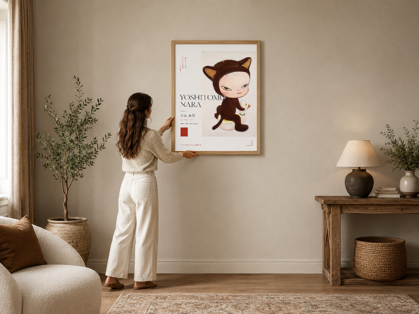 Japonca tipografi ve kedi karakterli minimalist poster, doğal ahşap çerçevede modern oturma odasında.