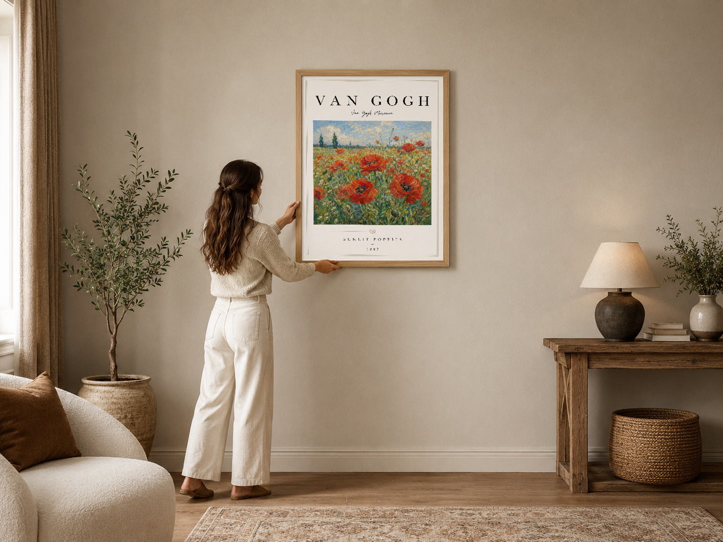 Van Gogh'un Gelincik Tarlası tablosu, ahşap çerçevede modern oturma odasının duvarını süsleyen sanat eseri.