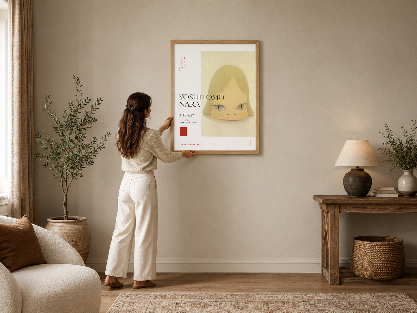 Sarı tonlu, minimalist portre tiyatro afişi; çerçeveli poster, krem duvar üzerinde modern ve zarif bir dekorasyon.