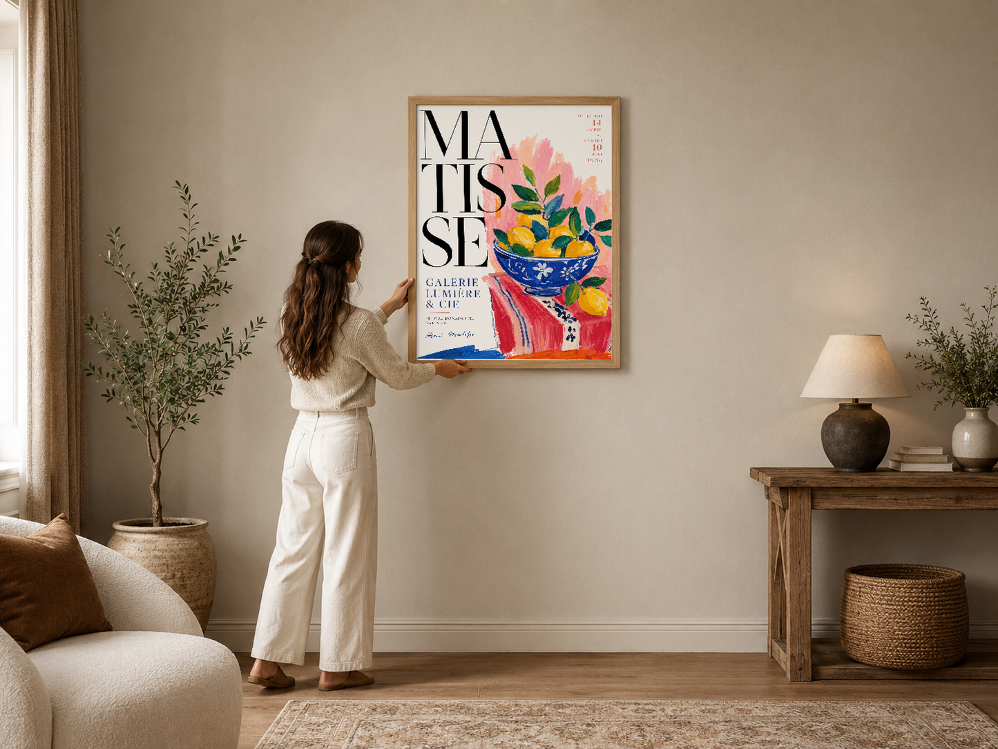 Renkli çiçek tablosunun yer aldığı modern poster, ahşap çerçeveli tasarım, parlak renkler ve tipografi sanat eseri.