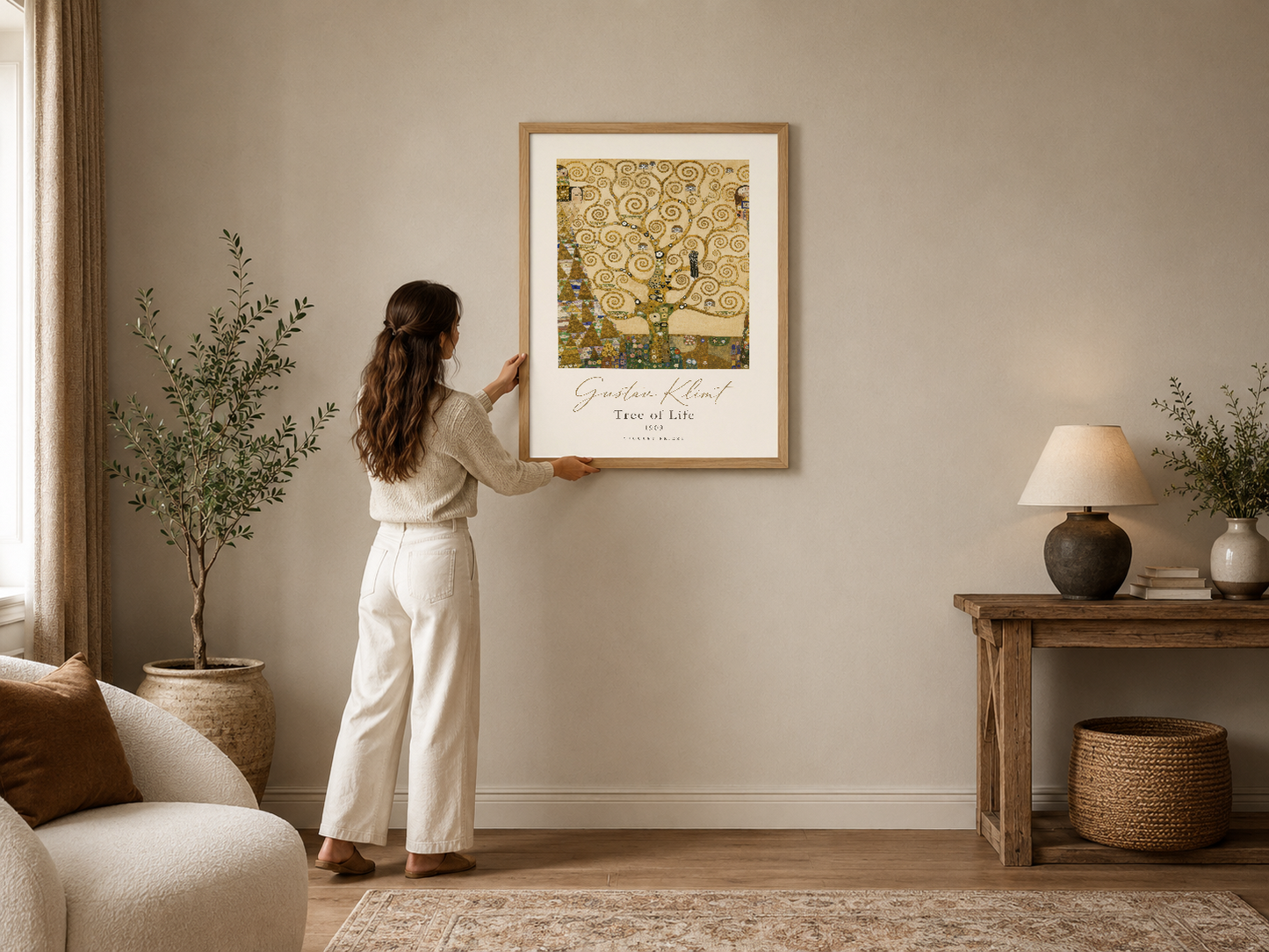Klimt'in Hayat Ağacı motifli altın ve yeşil tonlarındaki sanat tablosu, çerçevesi ile modern oturma odasını zarif kılar.