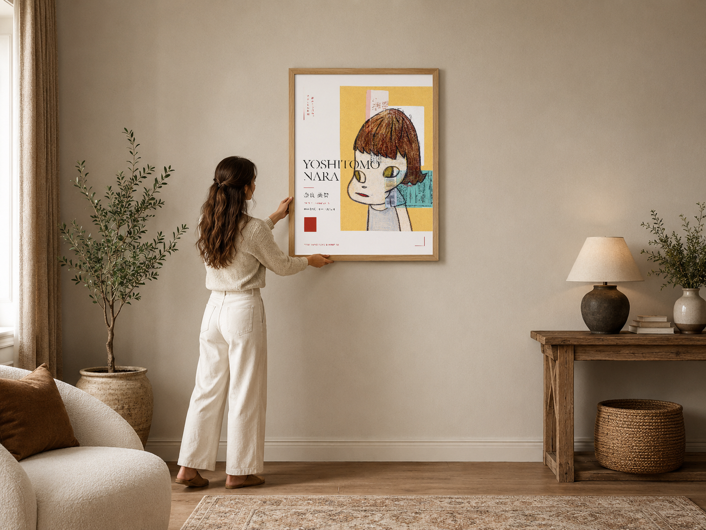 Sarı zemin ve canlı renkleriyle Japonca tipografi esintili portre poster, ahşap çerçevede modern oturma alanını tamamlıyor.