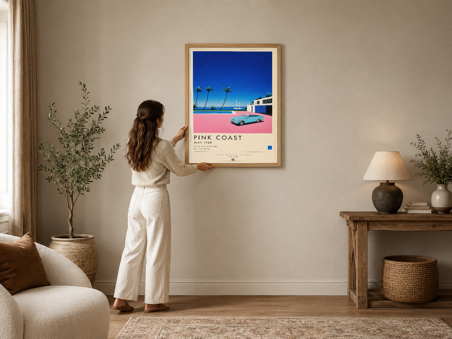 Retro Pink Coast tablosu, turkuaz klasik araba ve palmiye ağaçlarıyla beraber krem çerçeveli duvar dekorasyonu.