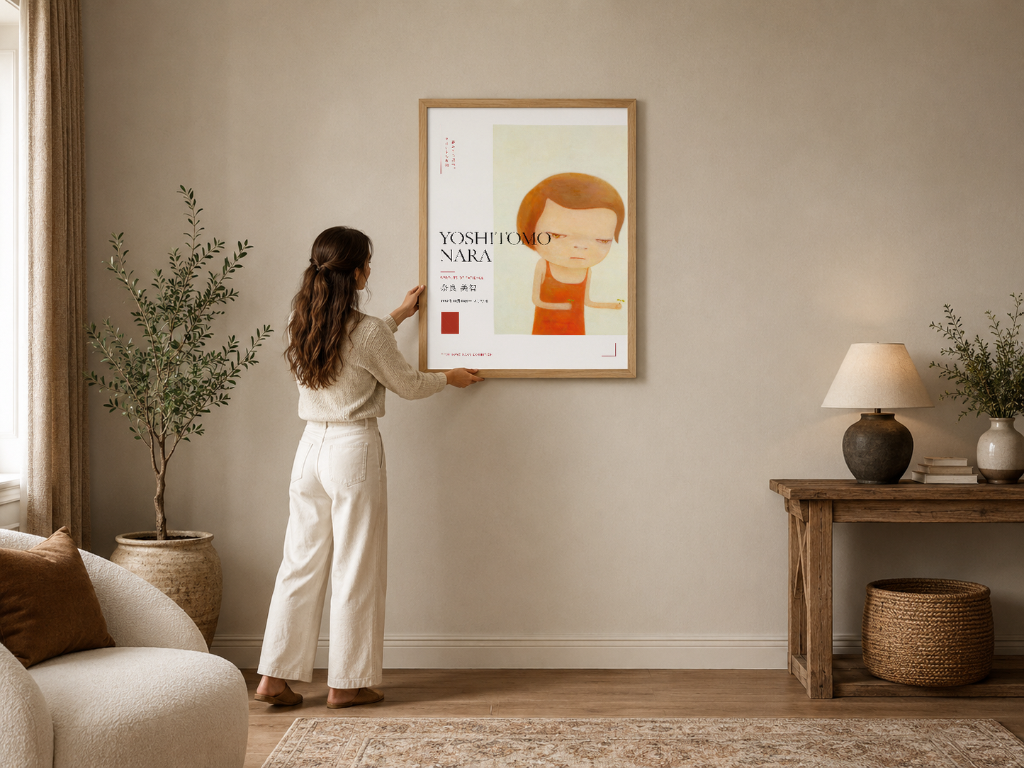 Minimal portre tablo, turuncu saçlı karakter tasarımı, doğal ahşap çerçevede, sıcak nötr tonlarıyla uyumlu oturma odasında.