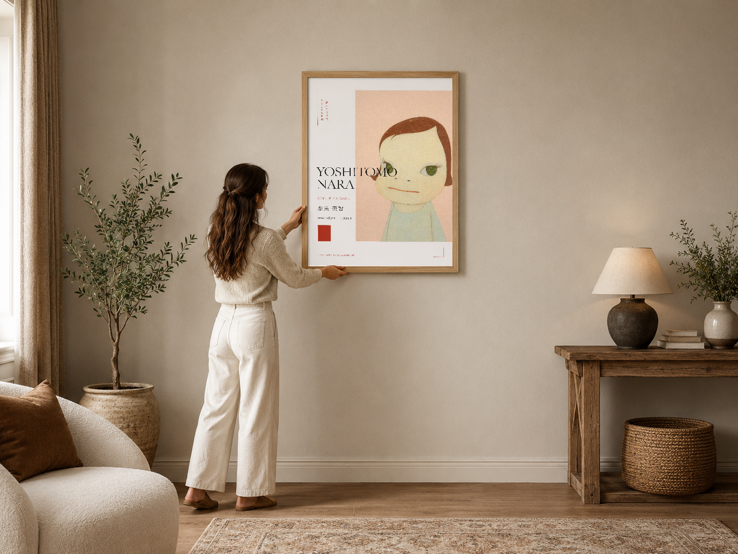 Yoshitomo Nara'nın ikonik portresi, sıcak tonlarda ve minimalist tasarımla, modern oturma odasında ahşap çerçevede