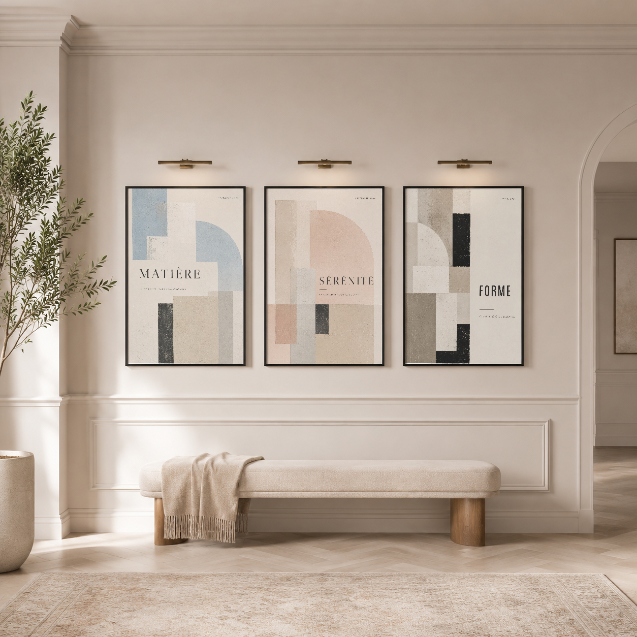 Matière, Sérénité ve Forme başlıklı soyut geometrik üç parça tablo seti, modern bir entryway'de asılı.