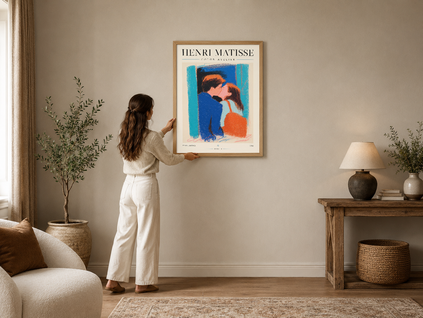 Matisse'in ikonik Color Atelier tablosu, çerçeveli olarak modern bir oturma odasının duvarında sergileniyor.