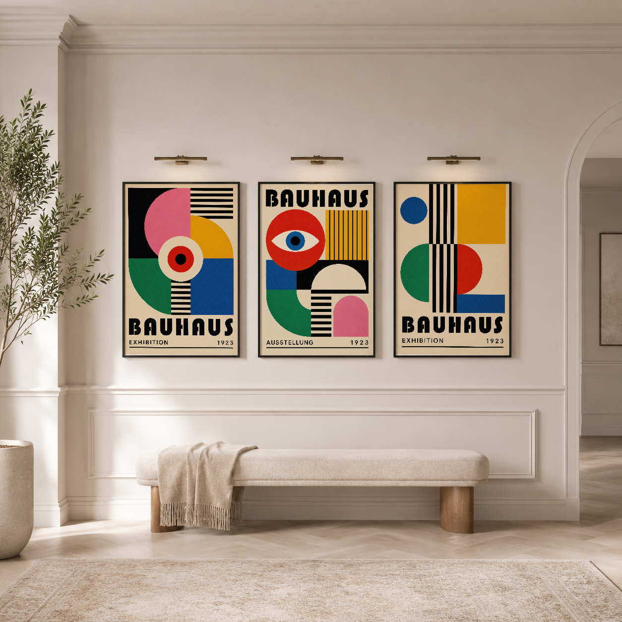 1923 Bauhaus sergisi posterlerinden esinlenen renkli geometrik sanat tablosu, siyah çerçeveli üç panel compositionda.