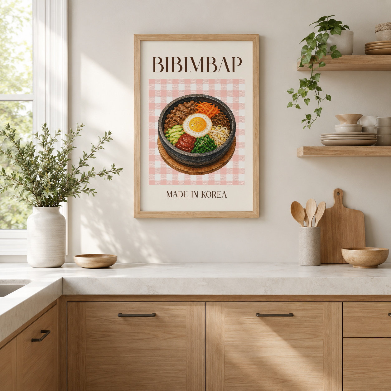 Bibimbap tablosu, pembe kareli arka fonda lezzetli Kore yemeğinin çeşitli malzemeleriyle estetik tasarım.
