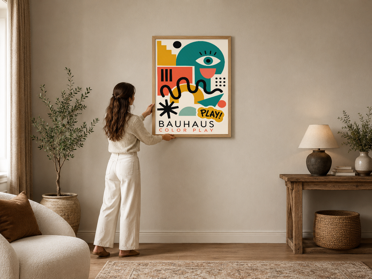 Bauhaus Color Play tasarımı, canlı geometrik şekiller ve renklerle soyut sanat tablosu modern iç mekanları canlandırır.