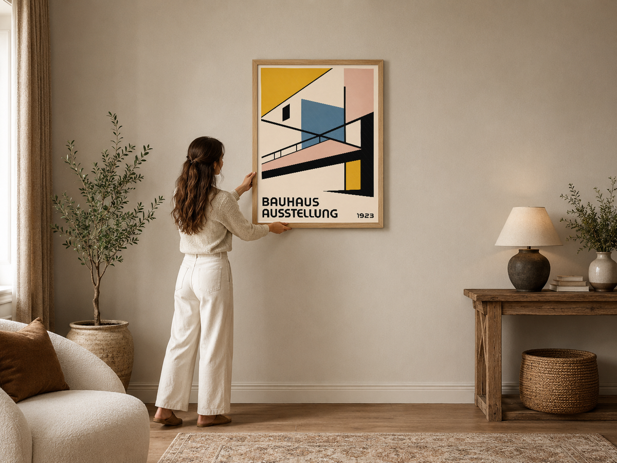 Bauhaus Ausstellung 1923 tasarımı, geometrik şekiller ve canlı renklerle modernist sanat tablosu.