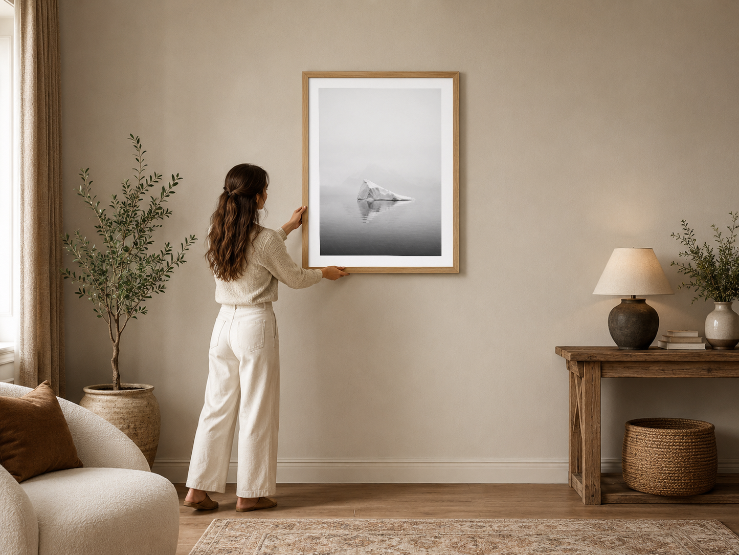 Minimalist siyah beyaz tablo, sakin suda yüzen kuğu motifi, çerçeveli, modern ev dekorasyonunda asılı.