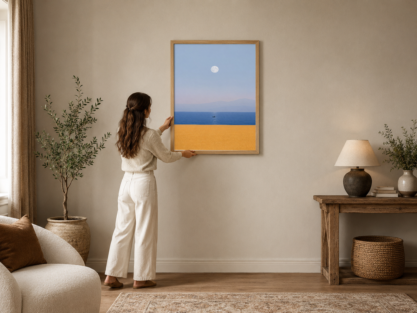 Minimalist ay ve deniz manzarası tablosu, sıcak sarı ve mavi tonlarıyla modern oturma odasında rahatlatıcı atmosfer yaratır.