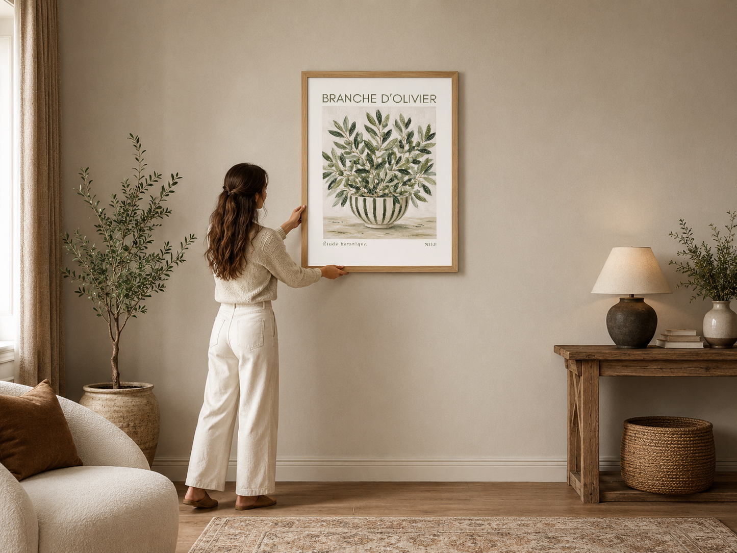 Zeytinyağı dalı botanik çizimi, çerçeveli ahşap çerçevede, minimalist oturma odasında.