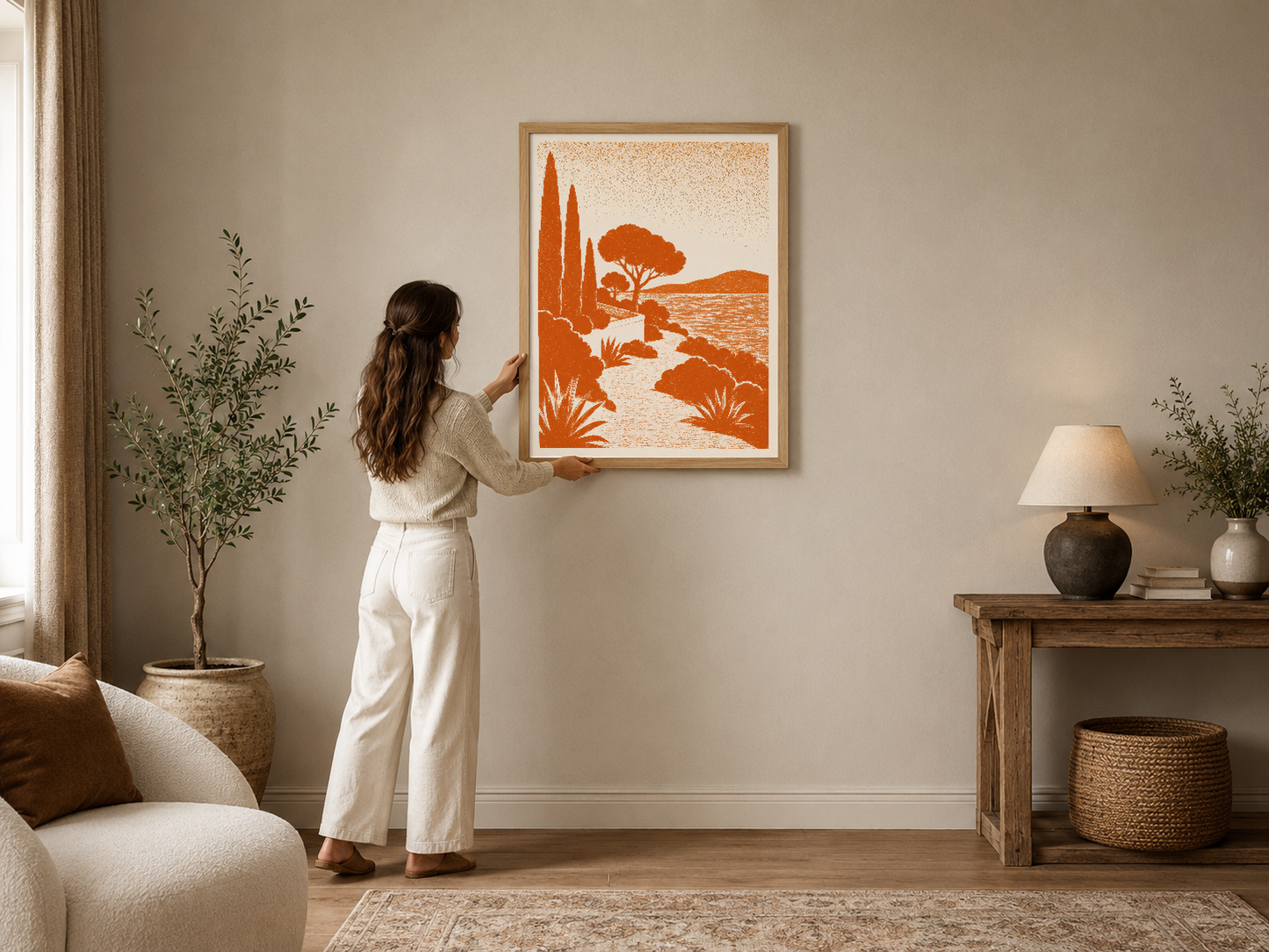 Turuncu tonlarda Akdeniz manzarası tablou, çiçekli çerçevesiyle modern oturma odasında.
