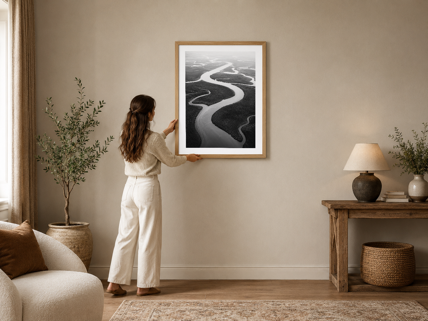 Havadan çekilmiş nehir fotoğrafı, ahşap çerçevede, modern oturma odasının duvarını süsleyen siyah beyaz sanat tablosu.
