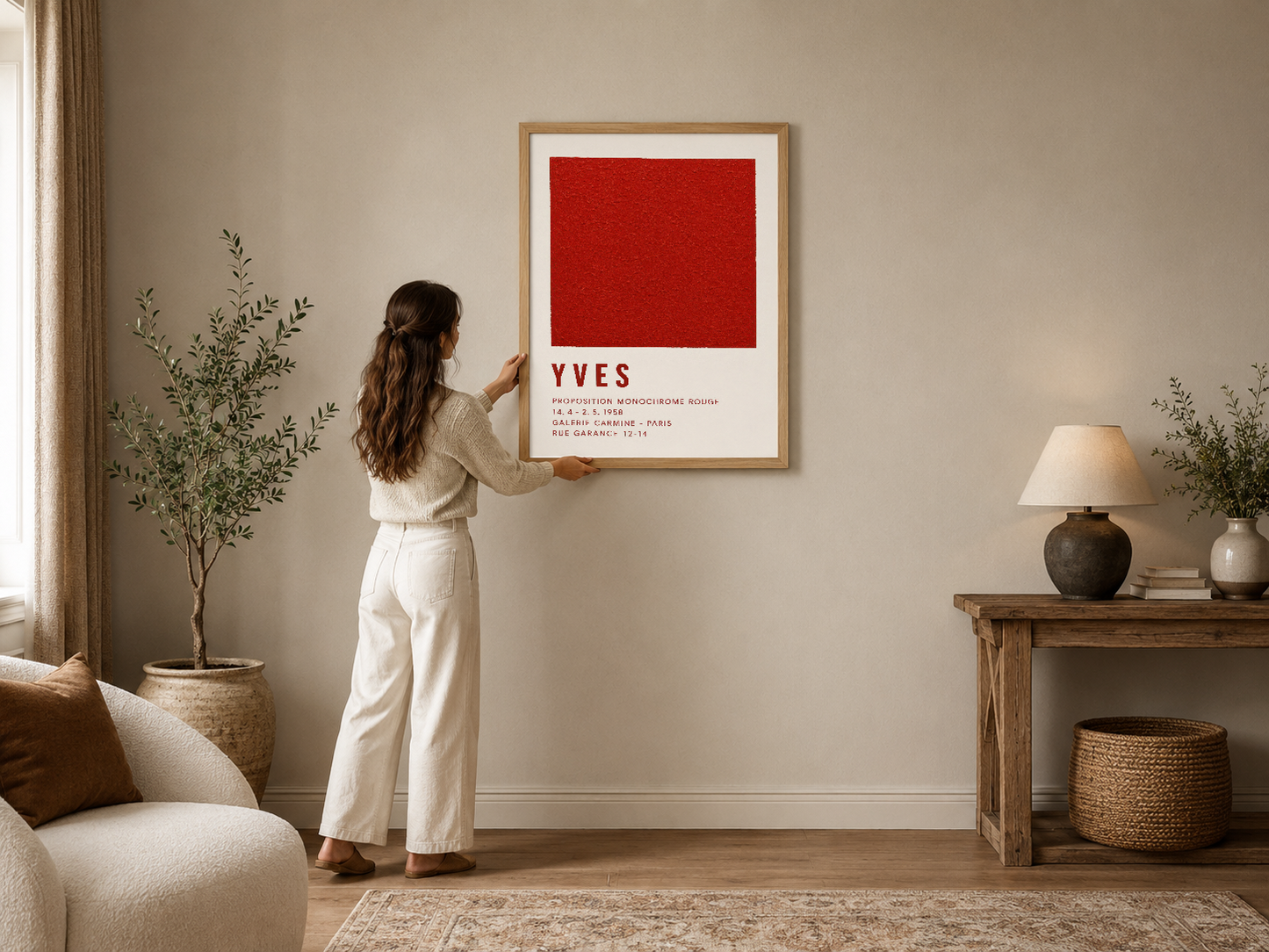 Kırmızı geometrik kompozisyonlu YVES sanat posteri, çağdaş iç mekanda ahşap çerçeve ile sergilenmekte.