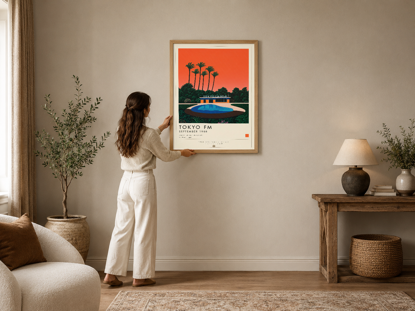 Canlı turuncu gökyüzü altında palmiye ağaçları ve mavi havuzla Tokyo FM'in retro tasarım posteri, ahşap çerçevede.
