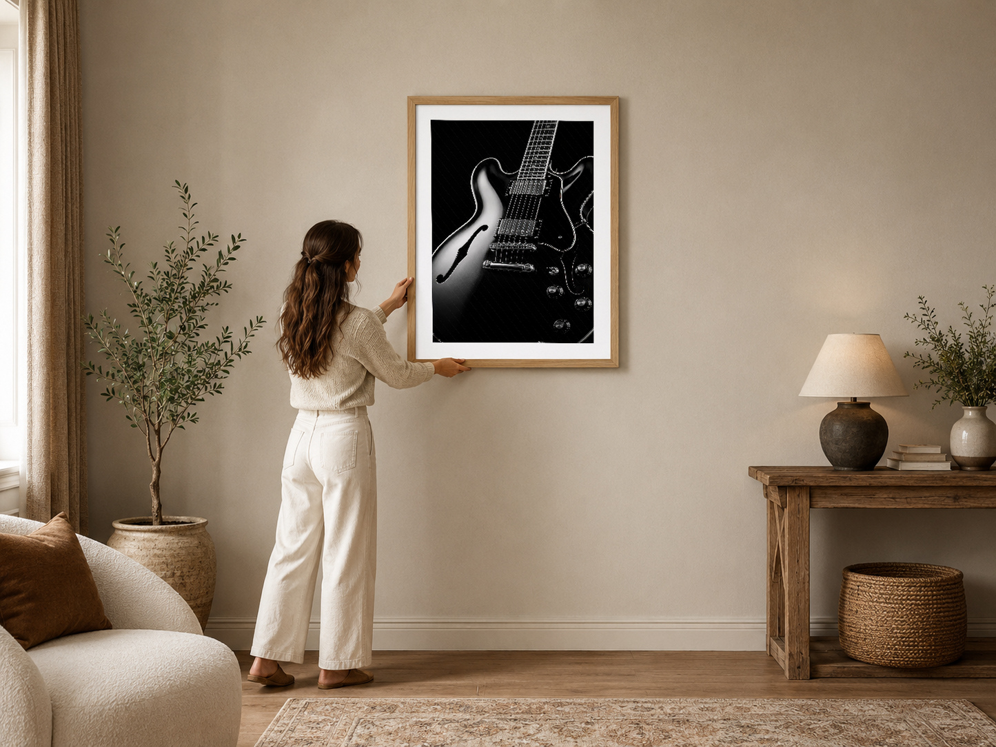 Siyah beyaz elektro gitar portresi, ahşap çerçevede, modern oturma odasının duvarını dekoratif şekilde tamamlıyor.