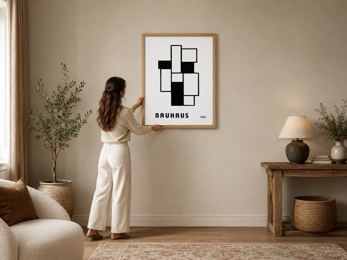Bauhaus geometrik soyut tasarımı, ahşap çerçevede modern oturma odasının duvarında sanat eseri olarak sergilenen poster.
