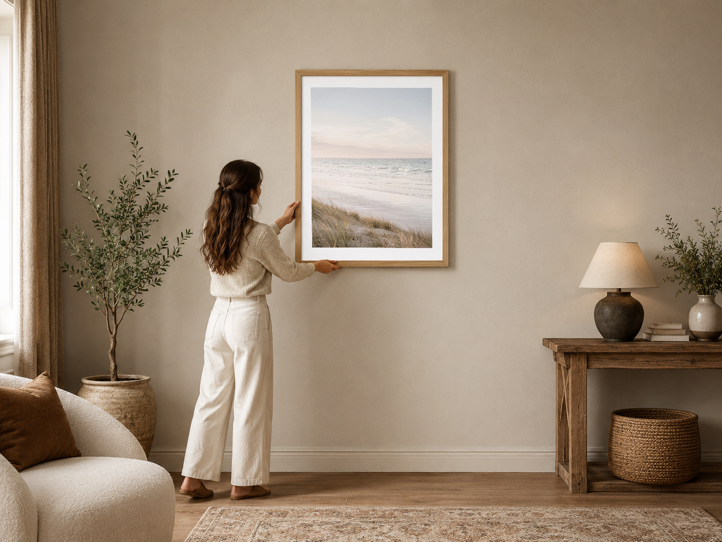 Sakin plaj manzarası çerçeveli poster, doğal ahşap çerçeve ile modern oturma odasında şıklıkla sergilenmekte.