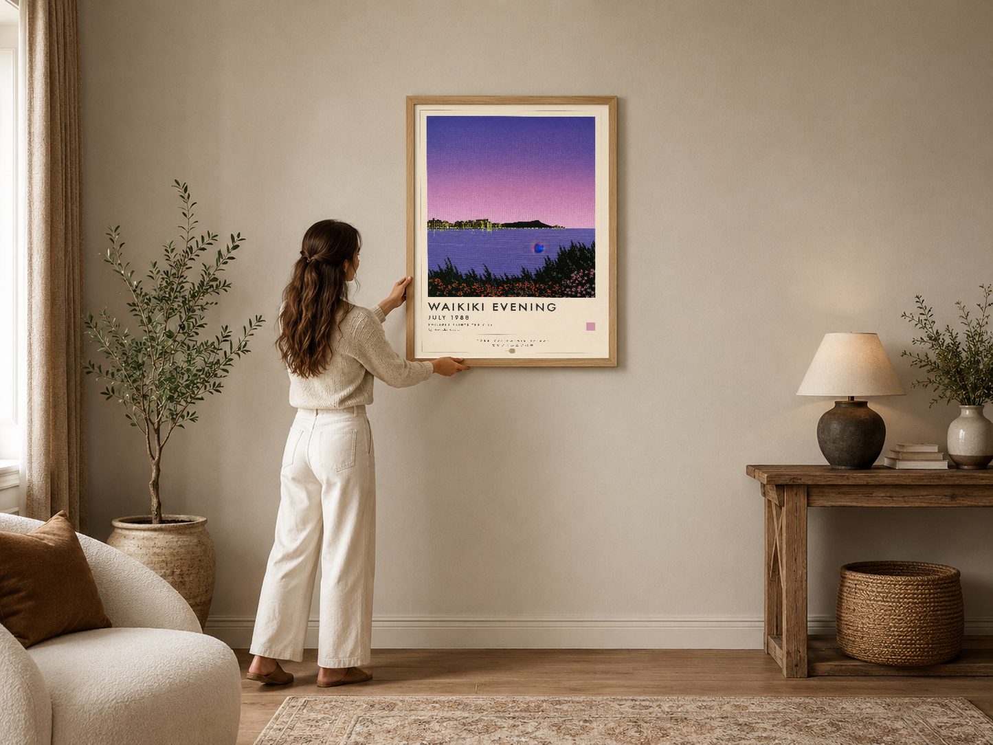 Waikiki Evening posteri, gün batımında mor pembe gökyüzü ve mavi göl manzarasını sakin bir oturma odasında sergiliyor.
