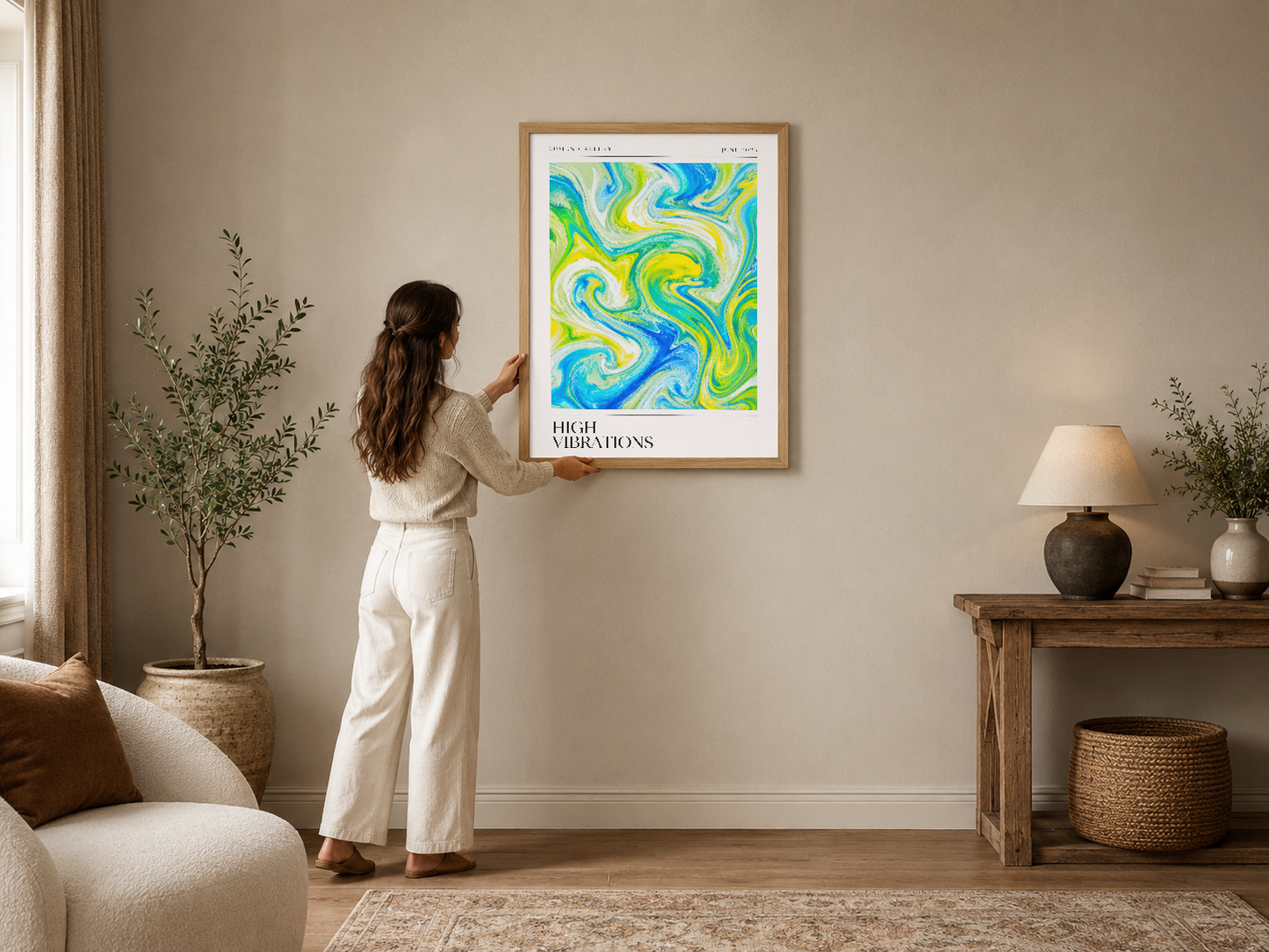 Sarı, yeşil ve mavi akışkan desenli soyut poster, ahşap çerçeveli, modern nötr oturma odasının duvarında.