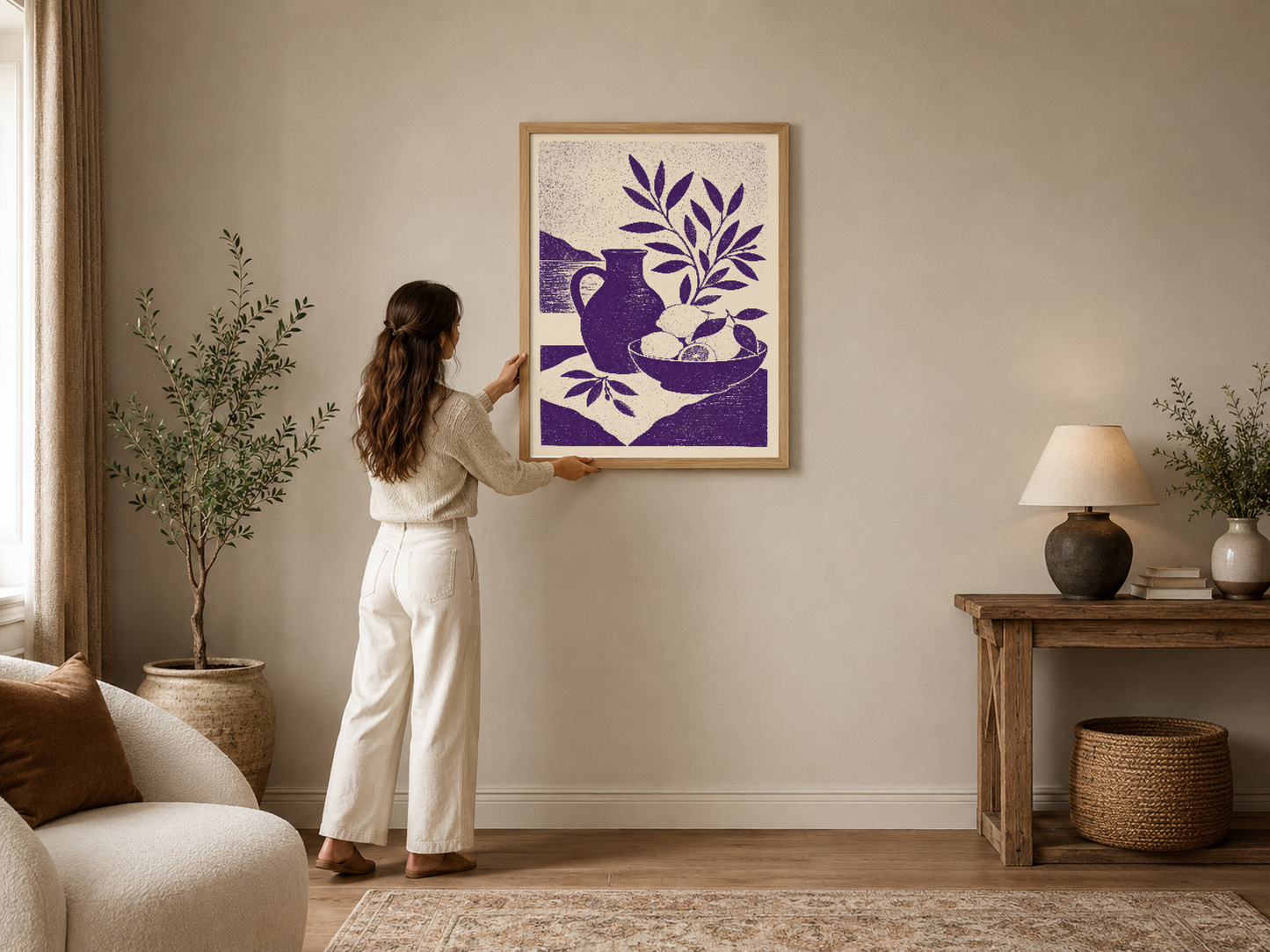Mor ve krem renkli sanat tablosu, dekoratif çini, meyve ve yaprakları gösteren modern linocut stiliyle tasarlanmıştır.