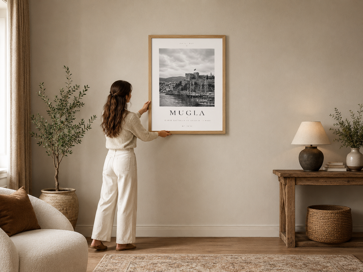 Muğla'nın ikonografik limanını siyah-beyaz fotoğrafla sunan zarif poster, ahşap çerçevede.