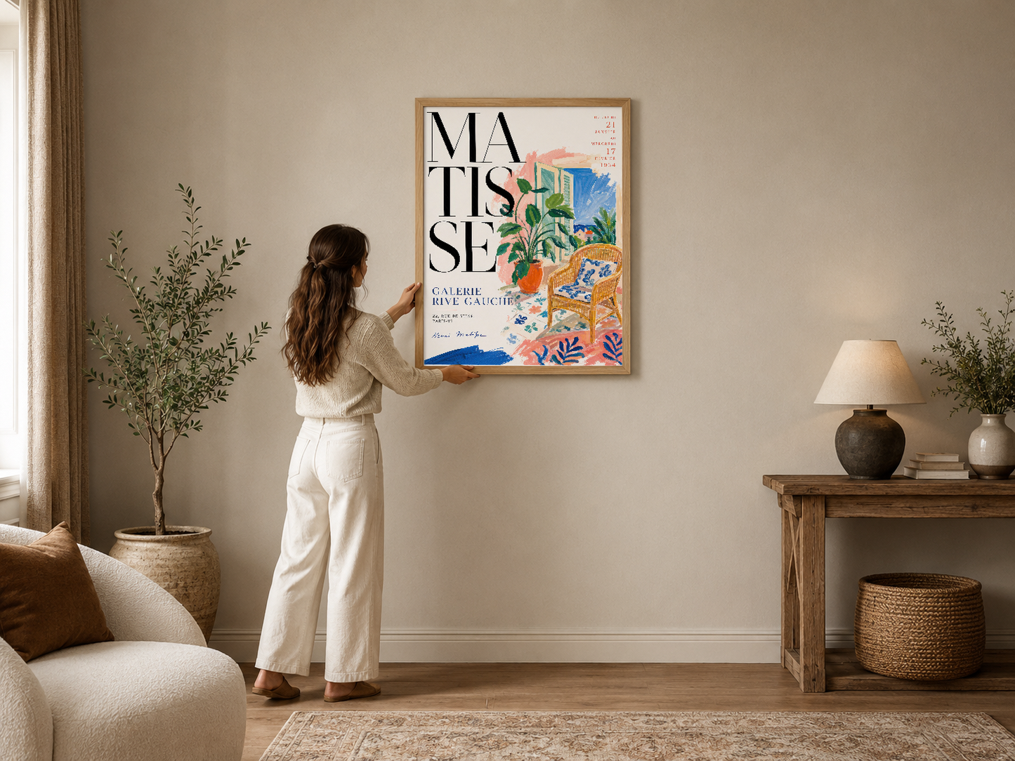 Matisse sergisi afişi, renkli floral ve geometrik desenlerle bezeli modern sanat posteri, ahşap çerçevede.