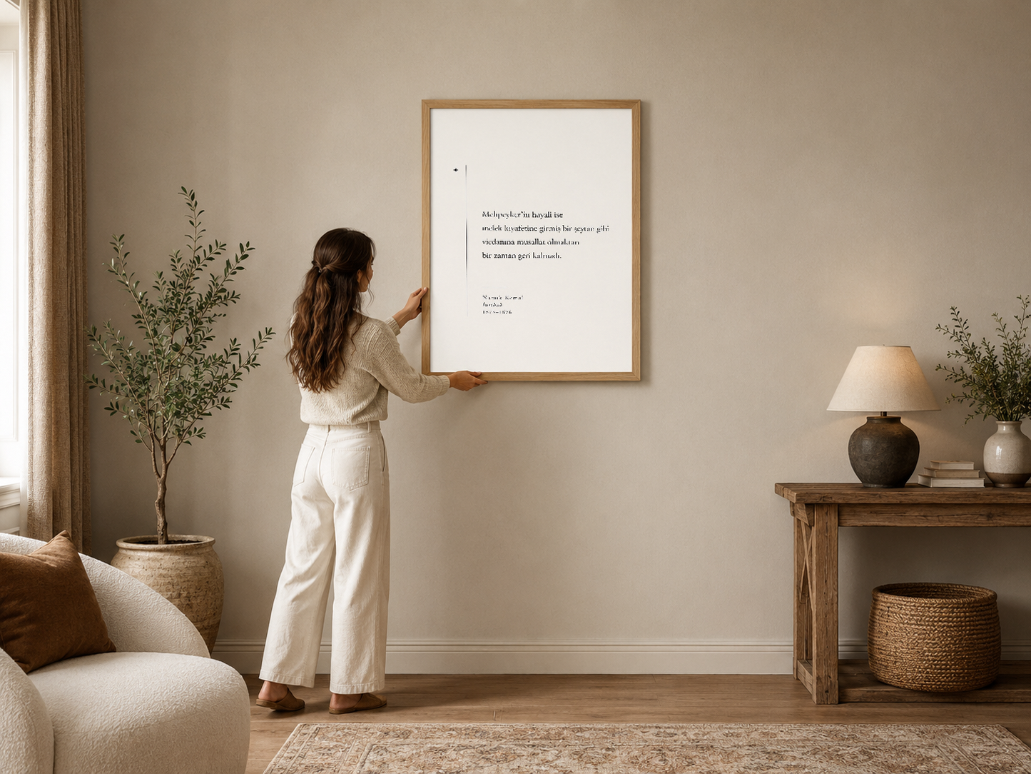 Ahşap çerçeveli minimalist Türkçe alıntı posteri, samimi oturma odasında duvar sanatı olarak sergilendi.